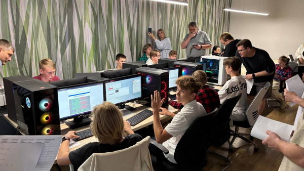 «Мы даём ребятам конкретные знания и навыки, которые они могут применить на практике». IT-академия тагильской fin-tech компании «ВДело.Дев» и ЕВРАЗа обучает профессии со школьной скамьи