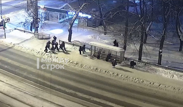 В Нижнем Тагиле подростки толпой избили парня на трамвайной остановке в центре города (ВИДЕО)
