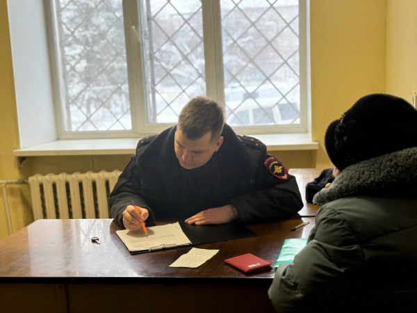 В Нижнем Тагиле полицейские совместно с сотрудником банка спасли пенсионерку, едва не ставшую жертвой мошенничества В Нижнем Тагиле полицейские совместно с сотрудником банка спасли пенсионерку, едва не ставшую жертвой мошенничества