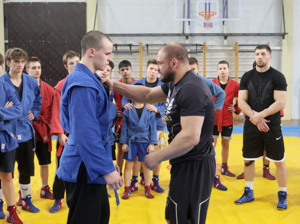 Бойцы команды по смешанным единоборствам из Екатеринбурга «Архангел Михаил» провели в Нижнем Тагиле мастер-класс для юных спортсменов