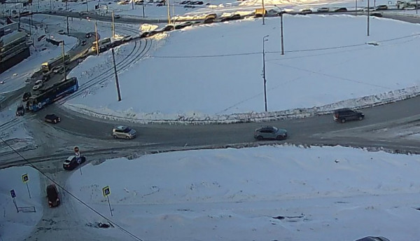 На кольце между Уральским и Октябрьским проспектом легковушка въехала в трамвай На кольце между Уральским и Октябрьским проспектом легковушка въехала в трамвай