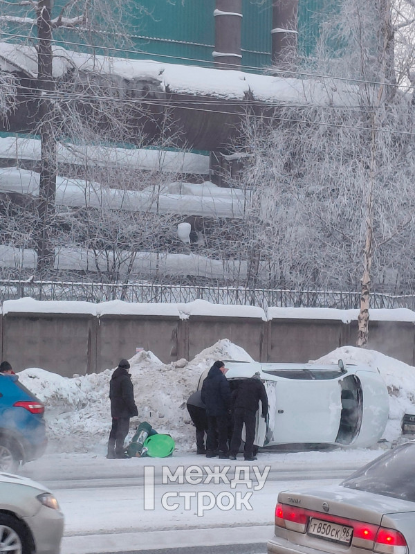 В Госавтоинспекции рассказали подробности ДТП с иномаркой, вылетевшей в сугроб на Тагилстрое 