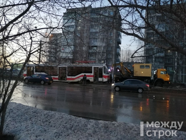 «Внезапно сильнейший удар, скрежет, нам повезло, что живы остались». На Вагонке трамвай сошёл с рельсов (ВИДЕО) 