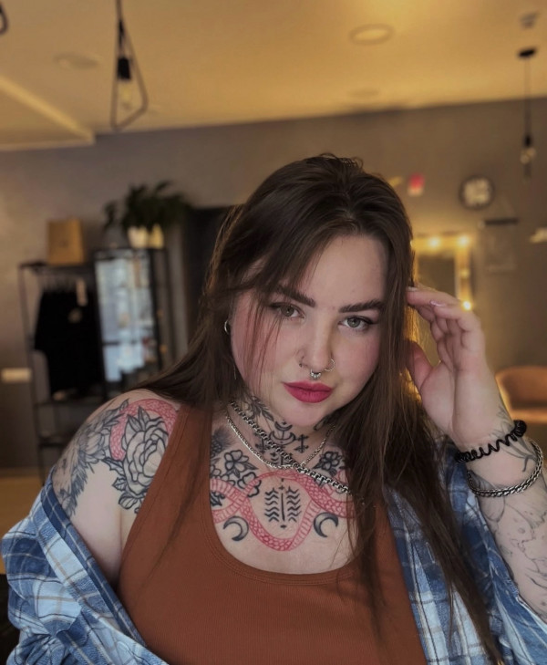 «Мне важно делать что-то своё, не оглядываясь на чужое мнение». Тагильчанка ушла с завода, стала тату-мастером и завела свой блог «Мне важно делать что-то своё, не оглядываясь на чужое мнение». Тагильчанка ушла с завода, стала тату-мастером и завела свой блог