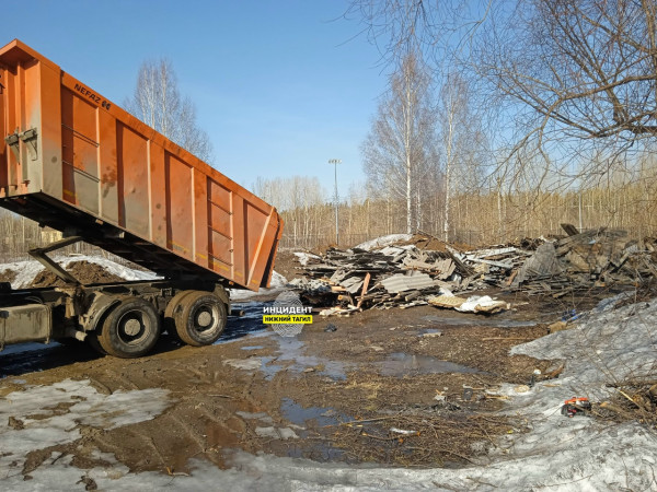 В Нижнем Тагиле водитель КамАЗа выгрузил строительные отходы прямо в жилом районе В Нижнем Тагиле водитель КамАЗа выгрузил строительные отходы прямо в жилом районе