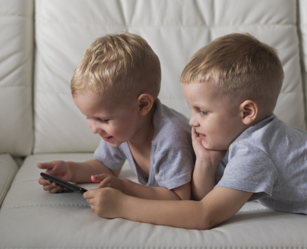 «Ненормально, когда с трёх лет ребёнку дают смартфон или планшет». Министр просвещения РФ Сергей Кравцов допустил возможность запрета телефонов детям до определённого возраста