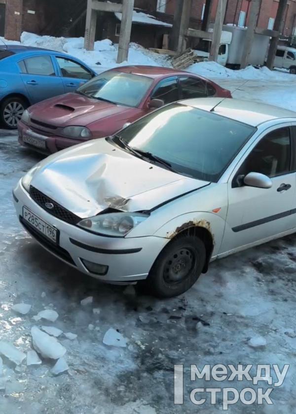 Создатель клуба единоборств «Квазар» в Нижнем Тагиле Антон Шомин борется с владельцами здания, которые не почистили крышу от снега. Упавшие ледышки уже повредили два автомобиля спортсмена и продолжают угрожать жизни и здоровью детей и взрослых (ВИДЕО)