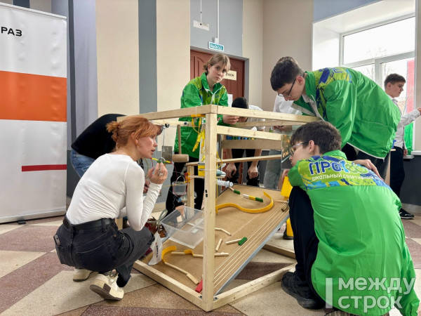 В Нижнем Тагиле прошли соревнования школьников по сборке машин Голберга и лекция научного блогера Дмитрия Побединского