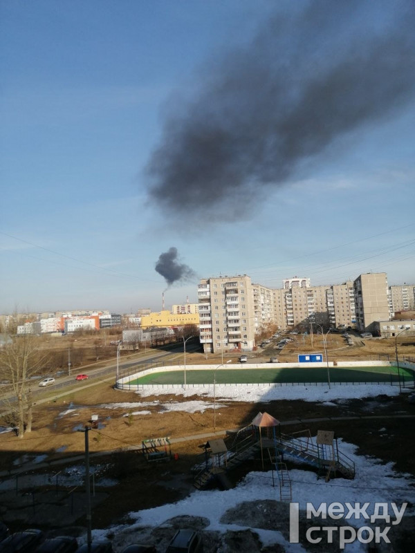 «Никогда такого не видели». Жители Вагонки сообщили о густом чёрном дыме из трубы ТЭЦ УВЗ 