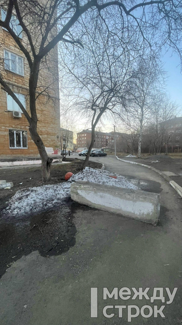 Шлакоблок или жизнь? После пожара с пострадавшим в доме № 118 на улице Пархоменко в Нижнем Тагиле жильцы просят власти убрать заграждение на межквартальном проезде