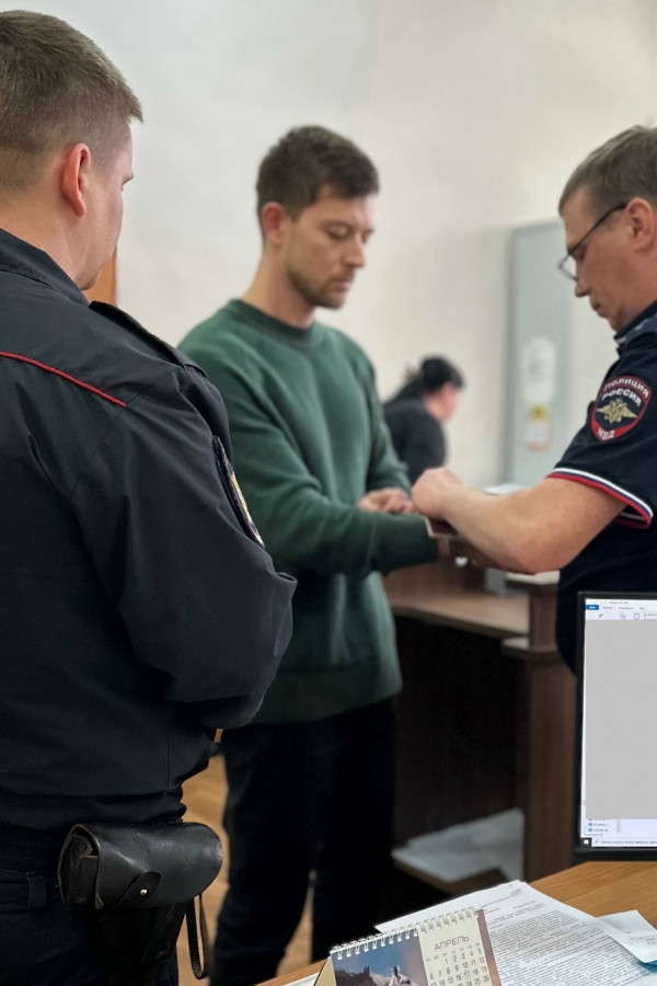 В Нижнем Тагиле вынесли приговор сотруднику исправительной колонии за доставку заключённым флешек и парфюма