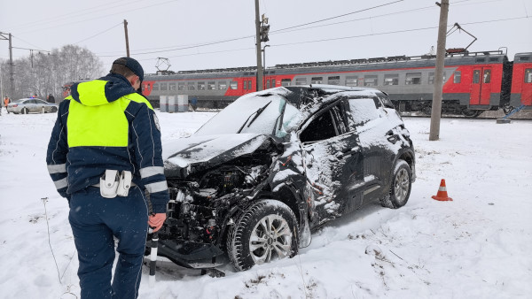 Под Нижним Тагилом на железнодорожном переезде электропоезд столкнулся с иномаркой