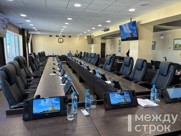 Показываем, как выглядит обновлённый зал заседаний Нижнетагильской городской думы, на который потратили 30 млн рублей Показываем, как выглядит обновлённый зал заседаний Нижнетагильской городской думы, на который потратили 30 млн рублей