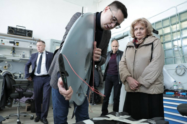 Спикер Заксобрания Свердловской области Людмила Бабушкина оценила передовые разработки уральского предприятия по производству беспилотников Спикер Заксобрания Свердловской области Людмила Бабушкина оценила передовые разработки уральского предприятия по производству беспилотников