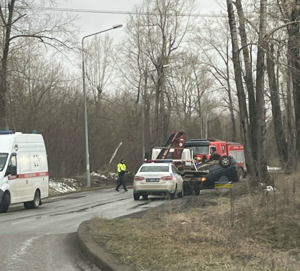 В Нижнем Тагиле пенсионер напился, поехал кататься на автомобиле и перевернулся
