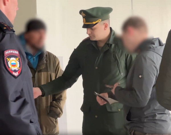 В Нижнем Тагиле силовики провели рейд по стройкам в поисках нелегалов В Нижнем Тагиле силовики провели рейд по стройкам в поисках нелегалов