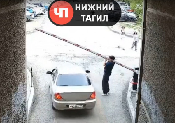 В Нижнем Тагиле автовандалы вновь сломали шлагбаум на улице Тагилстроевской (ВИДЕО)