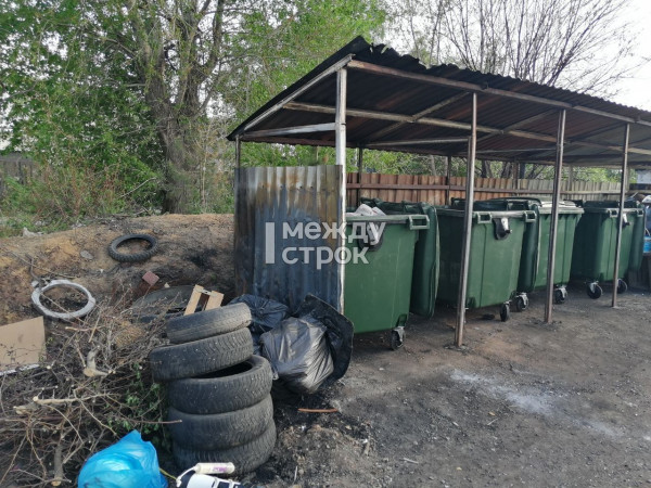 На Вагонке в ГСК «Жигули», где 8 мая произошёл серьёзный пожар из-за старых шин, люди вновь стали бросать покрышки на недавно сгоревшую контейнерную площадку