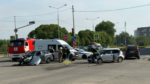 В Нижнем Тагиле на перекрёстке улиц Серова и Красноармейской произошло ДТП