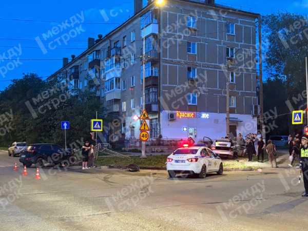  В Нижнем Тагиле два автомобиля столкнулись на перекрёстке, проехав на красный свет