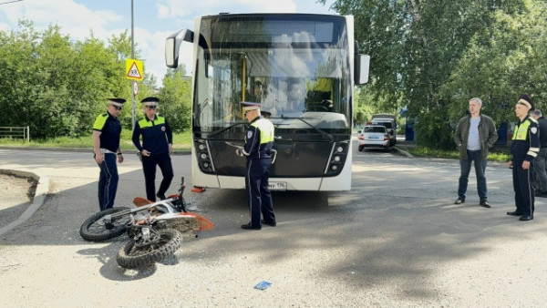 В Нижнем Тагиле автобус сбил подростков на питбайке