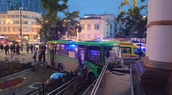 В центре Екатеринбурга произошла смертельная авария. Автобус вылетел на тротуар и сбил пешеходов (ВИДЕО) В центре Екатеринбурга произошла смертельная авария. Автобус вылетел на тротуар и сбил пешеходов (ВИДЕО)