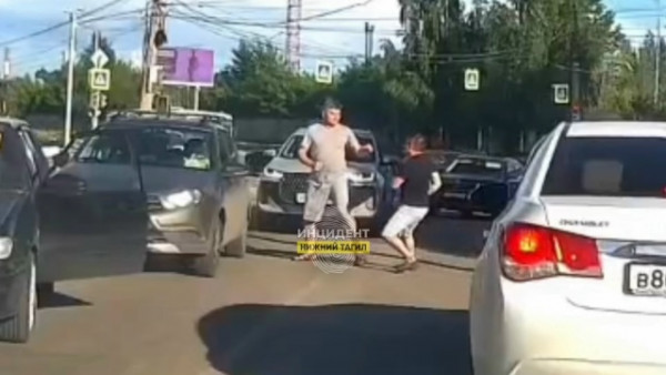 Два автолюбителя в Нижнем Тагиле не поделили дорогу и устроили разборки прямо на проезжей части (ВИДЕО)