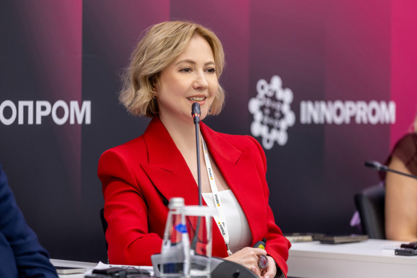 Вице-президент ЕВРАЗа по персоналу представила на «Иннопроме» стратегию формирования кадрового резерва