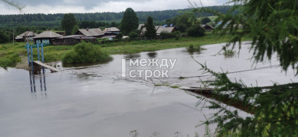 В селе Мурзинка в пригороде Нижнего Тагила знаменитый подвесной мост ушёл под воду В селе Мурзинка в пригороде Нижнего Тагила знаменитый подвесной мост ушёл под воду