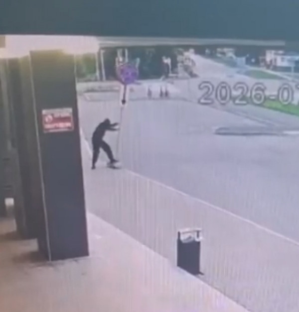 Возле ТЦ «Квадрат» в Нижнем Тагиле неадекватный подросток сломал дорожный знак
