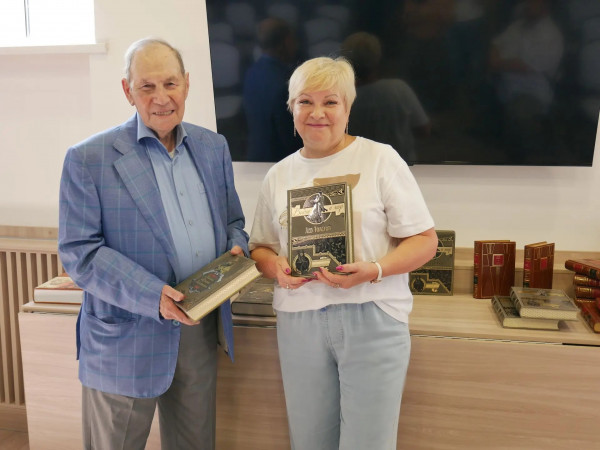 Почётный гражданин Нижнего Тагила Михаил Аршанский подарил Центральной городской библиотеке коллекцию ценных изданий