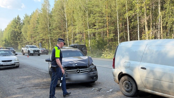 В Нижнем Тагиле женщина-водитель врезалась в попутную машину. В результате ДТП пострадал ребёнок