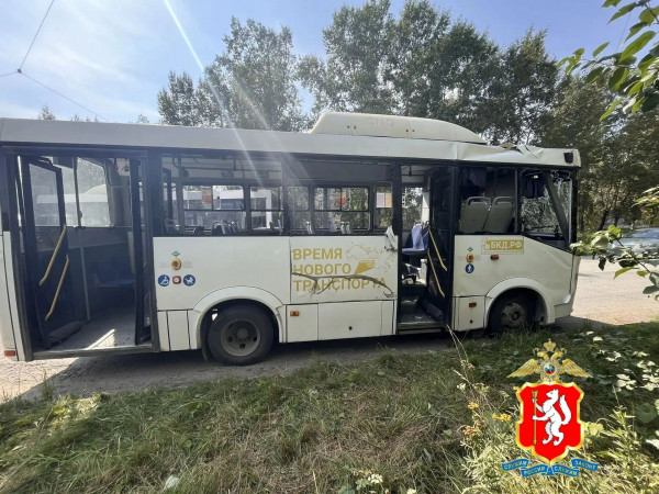 В Нижнем Тагиле автобус с пассажирами врезался в столб В Нижнем Тагиле автобус с пассажирами врезался в столб