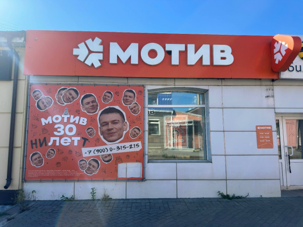В Нижнем Тагиле фанат Нилетто вырезал автограф артиста с рекламного баннера и убежал В Нижнем Тагиле фанат Нилетто вырезал автограф артиста с рекламного баннера и убежал