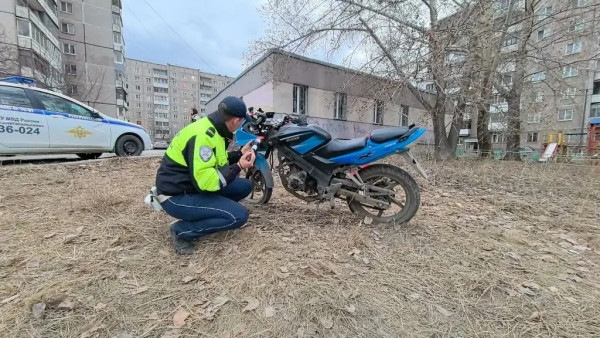 На Вагонке у 15-летнего подростка инспекторы ДПС забрали питбайк На Вагонке у 15-летнего подростка инспекторы ДПС забрали питбайк