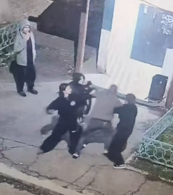 В Нижнем Тагиле банда агрессивных подростков напала на мужчину у собственного подъезда (ВИДЕО)