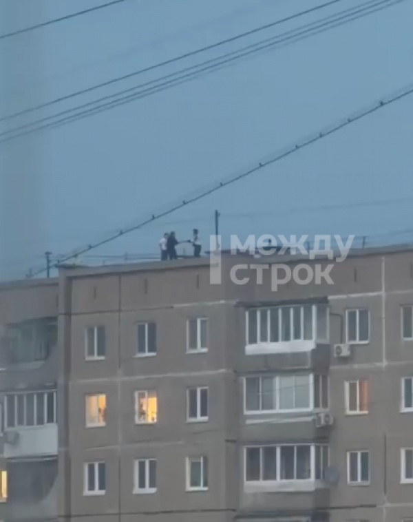 В Нижнем Тагиле на Вагонке девочки-подростки устроили экстремальные танцы на крыше девятиэтажки В Нижнем Тагиле на Вагонке девочки-подростки устроили экстремальные танцы на крыше девятиэтажки