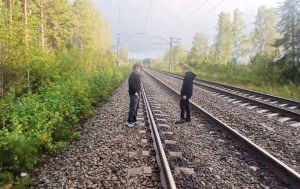 В Нижнем Тагиле малолетние блогеры снимали опасные челленджи на железной дороге В Нижнем Тагиле малолетние блогеры снимали опасные челленджи на железной дороге