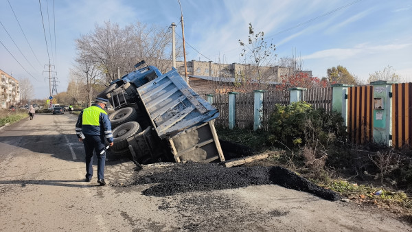 В Нижнем Тагиле грузовик провалился под асфальт В Нижнем Тагиле грузовик провалился под асфальт
