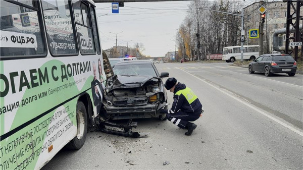В Нижнем Тагиле пьяный 21-летний водитель врезался в автобус В Нижнем Тагиле пьяный 21-летний водитель врезался в автобус