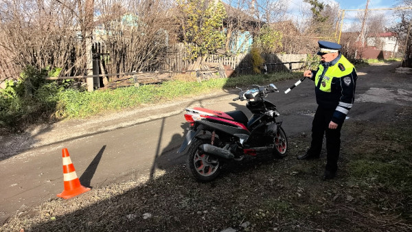 В Нижнем Тагиле водитель скутера скрылся после ДТП с 13-летним пассажиром В Нижнем Тагиле водитель скутера скрылся после ДТП с 13-летним пассажиром
