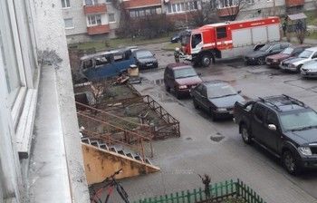 В Калининграде фургон без водителя подъехал к подъезду жилого дома и загорелся (ВИДЕО)