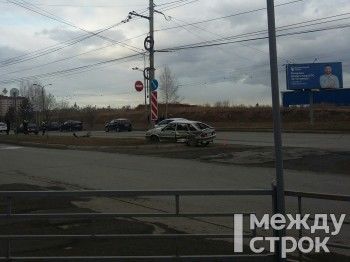 В Нижнем Тагиле на Уральском проспекте Ford на полной скорости врезался в ВАЗ-2114 (ВИДЕО) 