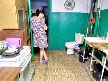 «Теперь унитаз стоит на общей кухне». Жителей дома в селе под Нижним Тагилом оставили без единственного туалета