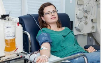 В Москве заражённым коронавирусом начали переливать плазму крови выздоровевших пациентов