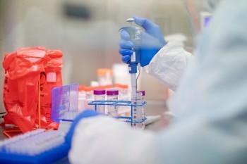 «Коммерсантъ»: Департамент здравоохранения Москвы предупредил о значительном числе ложноотрицательных результатов тестов на коронавирус