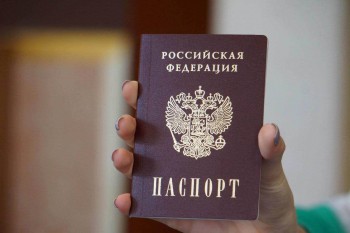 Путин продлил действие старых паспортов и водительских прав до середины лета