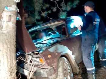 В Нижнем Тагиле спасатели Центра защиты вытащили зажатого в автомобиле водителя 
