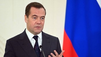 Медведев призвал единороссов перечислить месячную зарплату врачам