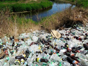 В Нижнем Тагиле неизвестные выкинули рядом с рекой несколько сотен бутылок с просроченной газировкой